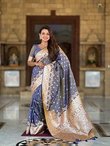 Saree élégant en soie Banarasi douce avec tissage Zari pour les mariages et les fêtes - Product Image 2