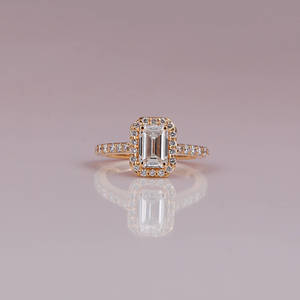 Anillo de Compromiso de Lujo con Diamante Cultivado en Laboratorio con Corte Esmeralda y Halo, Chapado en Oro de 18 Quilates, Estilo Moderno, Anillo de Regalo para Mujer - Product Image 1