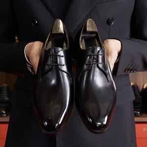 Chaussures en daim rétro avec détails perforés et design léger, chaussures décontractées pour hommes, chaussures tendance - Product Image 3