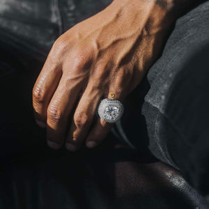 Superbe bague Hip Hop bénéficiant d'un diamant Moissanite taille ronde en argent sterling 925 un mélange parfait d'élégance dans la clarté VVS - Product Image 1