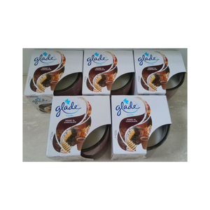 Profitez d'une ambiance chaleureuse alors que la Glade Candle 120g Honey & Chocolate libère en douceur son doux parfum. - Product Image 6