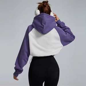 เสื้อครอปมีฮู้ดแขนยาวผ้าฟลีซสำหรับผู้หญิงเสื้อสเวตเชิ้ตผ้าฝ้ายพิมพ์ลายโลโก้แบบกำหนดเองสำหรับฤดูหนาว - Product Image 4