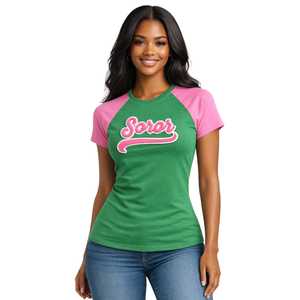 T-shirt à manches raglan vert Soror, sororité grecque, rose vert, écologique, été, collège, sœur, élégant, décontracté - Product Image 1
