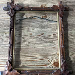 Marco de fotos de madera con acabado liso para una exhibición de imágenes interiorizada refinada, con bordes pulidos, diseño equilibrado y un atractivo de elegancia sutil. - Product Image 1