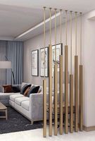 Paravent métallique inspiré des motifs géométriques, idéal pour les appartements urbains avec des intérieurs ethniques contemporains