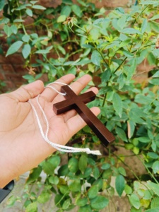 Collar con Colgante de Cruz de Madera Oscura Hecho a Mano con Cordón de Algodón Resistente, Joyería de Madera Elegante para Uso Diario - Product Image 2