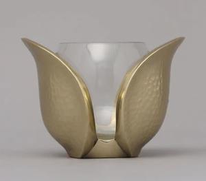 Superbe bougeoir tulipe en métal doré avec verre, idéal pour la décoration de la table à manger et du centre de table - Product Image 5
