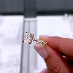 Bague de fiançailles en or avec halo dissimulé en diamants de laboratoire 2,30 carats, certifiée IGI DEF VVS, pavée de diamants coussin - Product Image 2