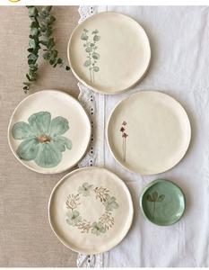 Service d'assiettes en céramique à motif vert inspiré de la nature, design botanique artistique, finition durable pour tables à manger modernes et fraîches - Product Image 2