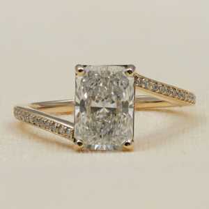 Anillo de Compromiso Romántico con Diamante de Laboratorio de Corte Radiante, Banda Bypass, Joyería de Platino con Baño de Rodio, Tecnología de Incrustación Fina, Promesa 2.600 - Product Image 2