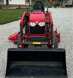 Tractor Massey Ferguson GC1725M de 25 HP con Tracción en las 4 Ruedas, Cargador Frontal de 49 Pulgadas y Plataforma de Corte de 60 Pulgadas - Product Image 1