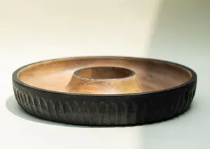 Home Plateau à croustilles et trempette en bois bicolore Plateau de service rond avec bol central pour sauces et trempettes Plat de service apéritif - Product Image 4