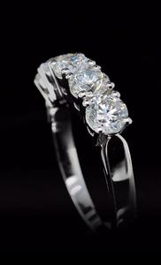 Bague de mariage pour femme en or blanc 18 carats certifiée pour diamant naturel, 1,00 carat, taille brillant, sertissage en canal, romantique et luxueuse - Product Image 2