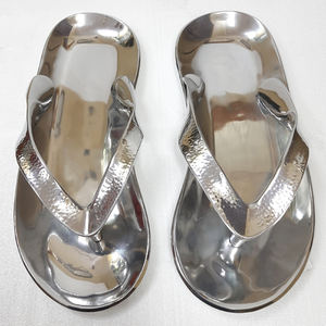 Esculturas Verticales Modernas con Diseño de Pantuflas, Acabado Plateado Brillante, Decoración para el Hogar, Hoteles y Restaurantes - Product Image 1