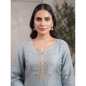 Kurta élégante à coupe droite avec manches trois-quarts et broderies complexes, 100% soie satinée, col en V, ensemble long 2 pièces - Product Image 2