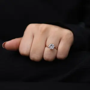 Anillo de Compromiso Solitario con Diamante de Laboratorio de Corte Redondo Clásico - Colección de Diamantes Elegantes - Product Image 3