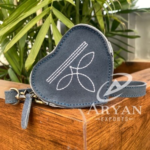 Monedero de pulsera en forma de corazón de cuero de gamuza de alta calidad para mujer, billetera pequeña de cuero genuino de estilo a la moda - Product Image 1