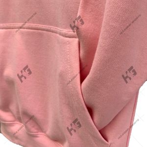 เสื้อฮู้ดดี้ผ้าฟลีซสีชมพูสดแบบยูนิเซ็กซ์ พิมพ์ลายโลโก้มหาวิทยาลัยด้วยเทคนิคการถ่ายเทความร้อน ปักลาย สตรีทแวร์ ผ้าฝ้าย ทรงโอเวอร์ไซส์ เนื้อหนา - Product Image 4