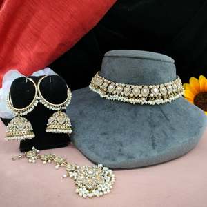 Collier de beauté intemporelle serti de pierres de la meilleure qualité Maang Tikka et de perles minimales accessoire à la mode - Product Image 2