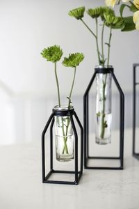 Florero de metal de diseño con superficie chapada en oro, ideal para realzar la belleza de los interiores de las casas contemporáneas modernas - Product Image 3