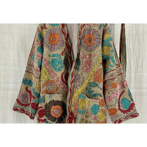 เสื้อแจ็คเก็ตบอมเบอร์แบบกลับด้านได้ ลายปักซูซานี ผ้าทอแบบราชสถาน ปรับแต่งได้สำหรับผู้หญิง สไตล์โบโฮ แต่งหนังลายดอกไม้ - Product Image 1