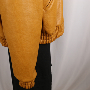 OEM Classic Unisex recortada chaqueta de cuero chaqueta de bombardero de solapa con cremallera de cuero personalizado Varsity chaqueta para los hombres - Product Image 5