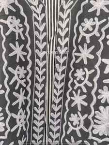 Kimono bordado Suzani de estilo bohemio ecológico transpirable de algodón de tamaño libre con frente abierto para mujer, chaqueta de primavera/invierno hecha a mano - Product Image 5