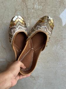 Jutti pour femmes, artisanat en cuir, Jutti pour femmes, style indien, à porter pour les fêtes - Product Image 3