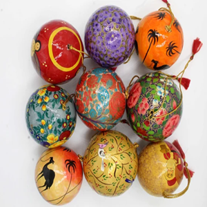 Boules de Noël en papier mâché fantaisistes avec de minuscules portraits de bonhommes de neige et des accents chatoyants pour des ornements d'arbre de vacances ludiques - Product Image 2