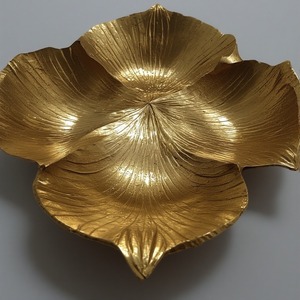 Assiette de chargeur en verre d'aluminium de qualité supérieure serveur de fruits secs compartiments inspirés de trois feuilles finition or antique décoratif de luxe - Product Image 6