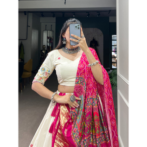 FashionHarbour Bulk Bollywood Style Khadi Cotton Lehenga Choli con Zari Dupatta para bodas y bailes de otoño - Product Image 1