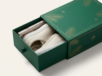 Boîte à chaussures de luxe en papier vert artistique avec tiroir, motif de Noël en feuille d'or, revêtement UV, gaufrage et ruban de tirage pour emballage cadeau de baskets