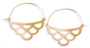 Pendientes de metal dorado con patrones exquisitos y detalles ligeros hechos a mano para una declaración de moda impresionante - Product Image 2