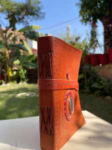 Journal en cuir vintage avec gaufrage de dragon et accent de pierres précieuses, carnet de voyage rechargeable artisanal, journal unique artisanal - Product Image 3