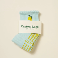 Chaussettes de Pilates pour femmes à motif jacquard de fruits mignons, avec revers décoratifs, mini chaussettes à grip respirantes et durables pour studios de Reformer
