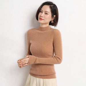 Pull à col roulé pour femmes polyvalentes à la mode avec bas rayé chemise d'hiver ajustée avec logo avant - Product Image 3