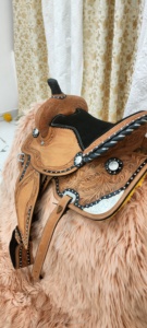 Silla de Montar Inglesa/Estilo Western de Cuero Premium Hecha a Mano, Cómoda para Carreras, con Árbol de Madera/Fibra de Vidrio, Personalización Disponible - Product Image 4