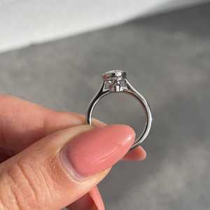 แหวนเพชรทรงรี 1.50 กะรัต ได้รับการรับรองจาก IGI สี DEF ฝังแบบ Bezel Set - Product Image 3