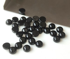 Spinelle noir naturel fait à la main de haute qualité 3mm-10mm Cabochon rond dos plat pierres précieuses en vrac pour la fabrication de bijoux - Product Image 3
