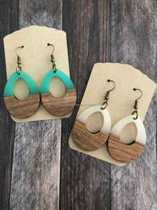 Boucles d'oreilles créoles en résine époxy et en bois nacre vibrante Style bohème fait à la main par FWE - Product Image 3