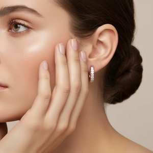 Pendientes de Aro Huggie de Oro de 14K y Diamantes Naturales para Mujer, Aros Delicados con Engaste de Canal - Product Image 5