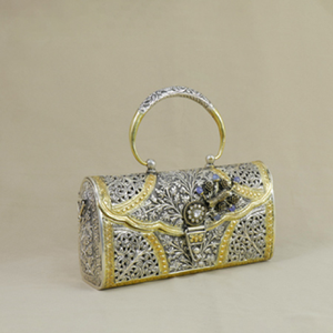 Embrague de metal dorado antiguo con diseños florales en relieve y un borde inferior festoneado Disponible Adornos de jardín en stock al por mayor - Product Image 4