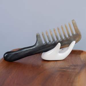 Peine de Cuerno Natural de Lujo Hecho a Mano, Ecológico, con Dientes Anchos, Acabado Pulido Mate para Cabello Rizado, Grueso y Largo - Decoración del Hogar - Product Image 1