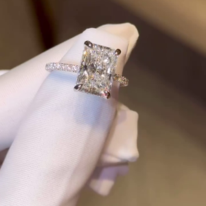 Anillo Radiante con Diamantes de Laboratorio de 3.50ctw, Diseño Moderno con Halo Oculto, Accesorio de Lujo Hecho a Mano - Product Image 1