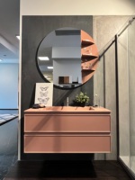 Meuble-lavabo suspendu rose pour salle de bain avec double tiroir, lavabo intégré en résine colorée et unité murale miroir assorti