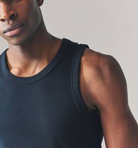 Camiseta sin mangas de entrenamiento para hombre de alta calidad 2025, logotipo personalizado de moda informal de talla grande, diseño transpirable, venta al por mayor de Fitness - Product Image 2