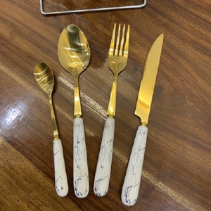 Vaisselle en vrac ensemble de couverts en acier inoxydable doré couverts à facettes en lucite clair couverts avec ensemble de couverts en marbre doré - Product Image 1