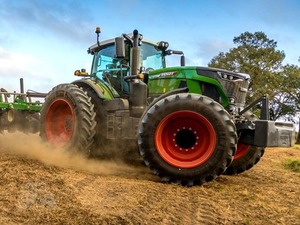 Tracteur à roues Fendt M704 110 CV 4x4 Cabine fermée Roues rouges Équipement agricole - Product Image 2