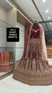 Lehenga Choli en velours exquis fait à la main le plus vendu pour les occasions festives avec du fil doré et des détails perlés d'Inde - Product Image 4