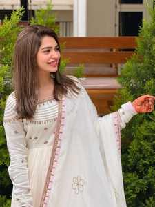 Conjunto de traje Anarkali de lujo Unity con bordado floral color marfil y dupatta - Product Image 4